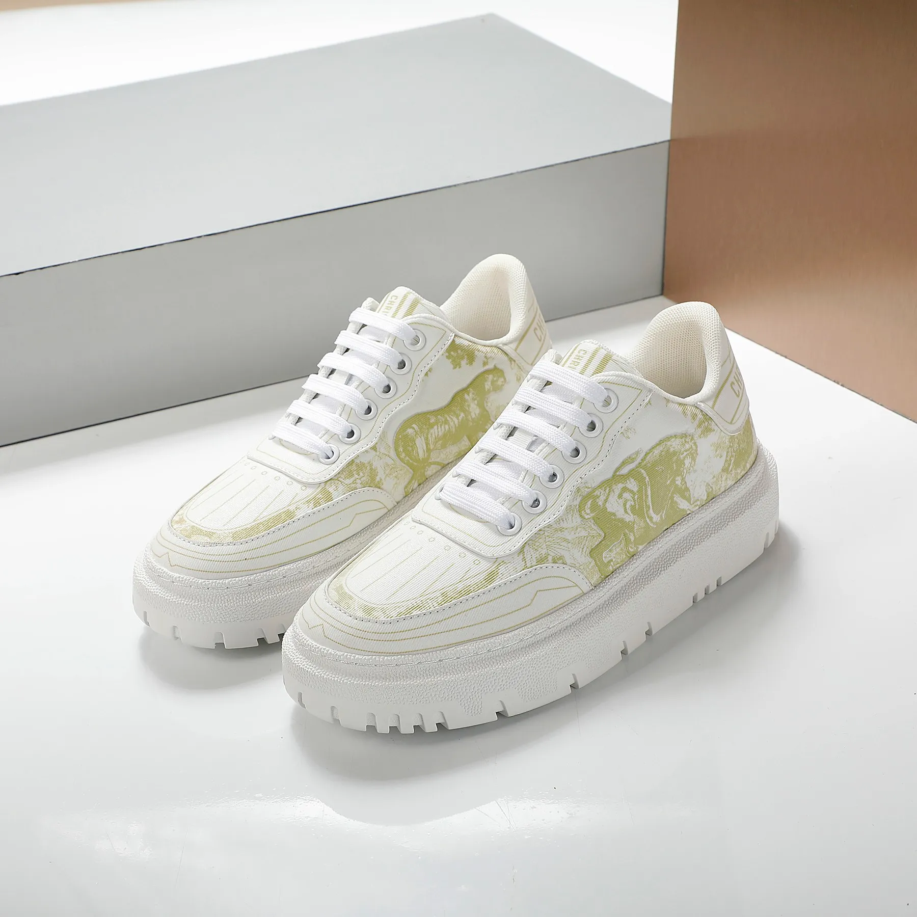 👟👟Ex-factory price 460👟👟 2021ssDior casual white shoes, the same style as the ready-to-wear series 1️⃣Original mold opening 2️⃣Original cowhide➕Breathable mesh lining 3️⃣TPU evacuation outsole 4️⃣Injected latex sheepskin feet 5️⃣Full package at the counter Code number 35-40 (41 can be customized)